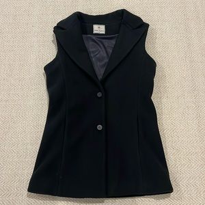 Dudley Stephen’s black fleece button down vest